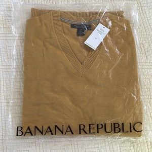 Men’s yellow/gold sweater size M